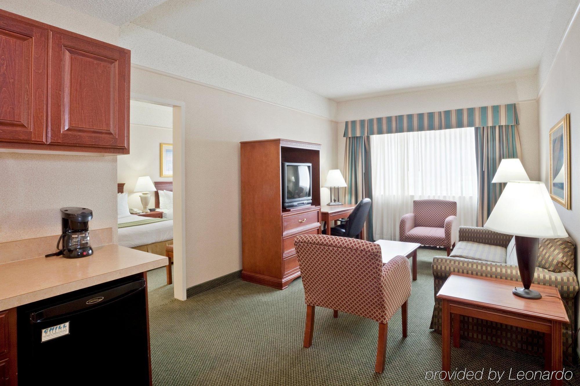 Holiday Inn Hotel & Suites Overland Park-West By Ihg Room photo